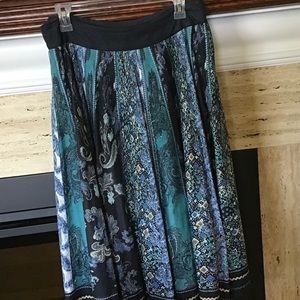 Wonderfully interesting midi skirt